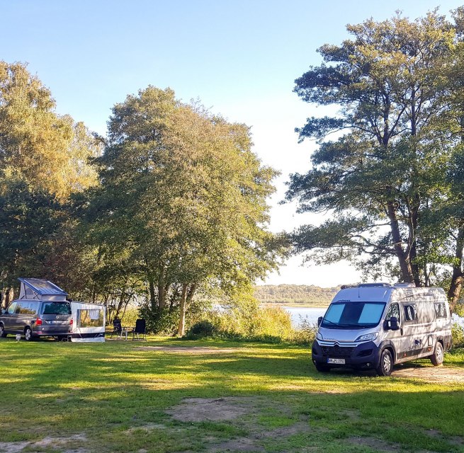 Staanplaatsen bij het meer // &copy; Henrike Track