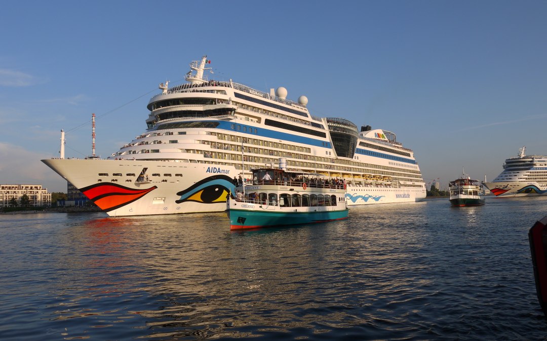 Begeleidende reis naar het vertrek van de cruiseschepen met dans en muziek aan boord van de passagiersschepen, © Rostocker Oktoberfest GmbH