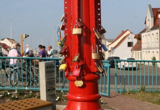 Liebeslaterne mit Schlössern // © Sabrina Wittkopf-Schade Liebeslaterne mit Schlössern // © Sabrina Wittkopf-Schade