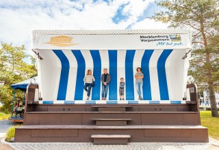 Leżak plażowy XXL na promenadzie w bałtyckim kurorcie Heringsdorf na wyspie Uznam, © TMV/Tiemann