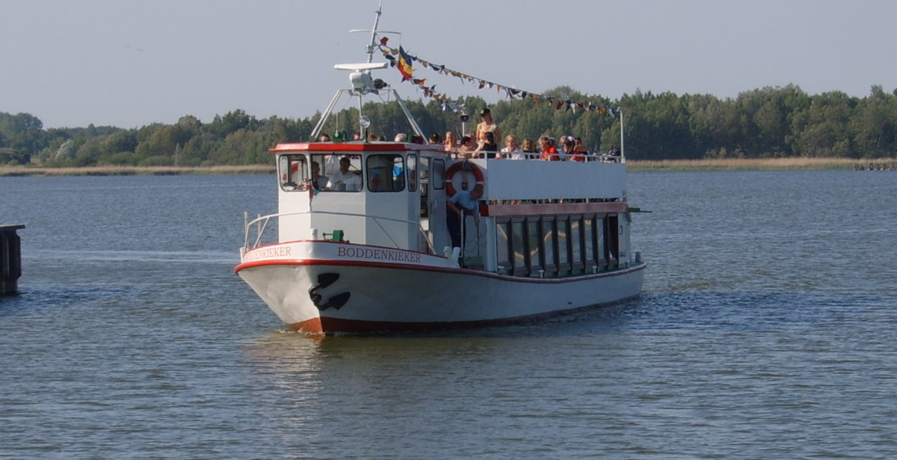 Met de MS Boddenkieker van Ribnitz naar Dierhagen en Wustrow // © Fahrgastbetrieb Kruse u. Voß Met de MS Boddenkieker van Ribnitz naar Dierhagen en Wustrow // © Fahrgastbetrieb Kruse u. Voß