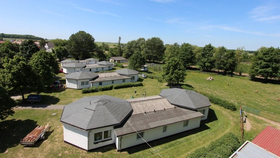 Deel van de vaste bungalows van bovenaf, © Ulis Kinderland e.V.