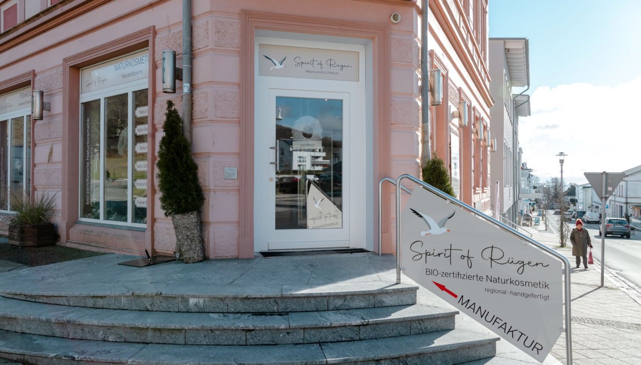 Ingang op de hoek van de Hauptstra&szlig;e en de Hafenstra&szlig;e, &copy; Spirit of R&uuml;gen GmbH