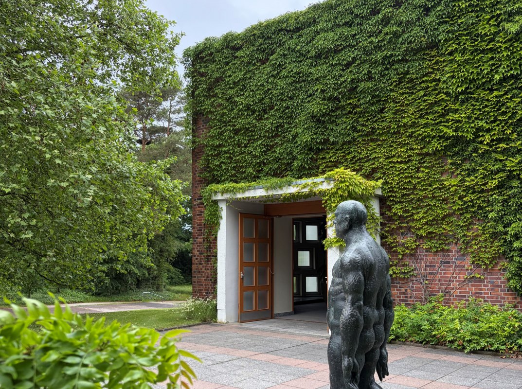 Exit to the Waldfriedhof mourning hall and sculpture "Schreitender" by Wieland F&ouml;rster // &copy; SDS
