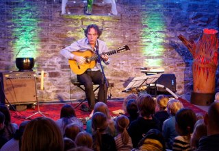 Die Blumenprinzessin und der Drache // &copy; Falk Zenker