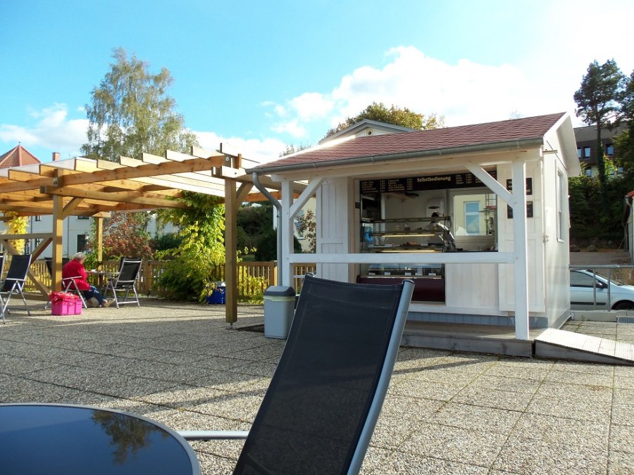 Verkoophuis voor het terras met softijsmachine, koffiezetapparaat en taartencounter, © Tortenmarie Photo