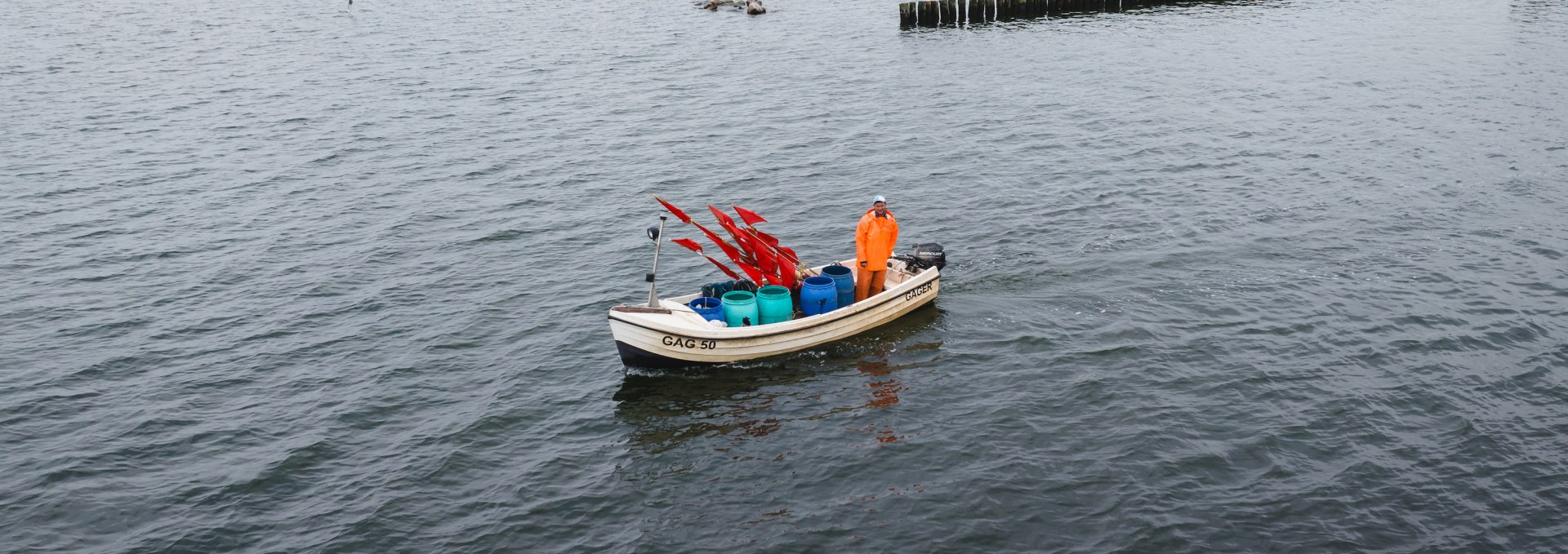 Florian Koldevitz en zijn vader Thomas vertrekken bijna elke ochtend om 3.30 uur vanuit de haven van Gager., © TMV/Gross Visser Florian Koldevitz vaart uit in zijn kleine vissersboot in Gager.