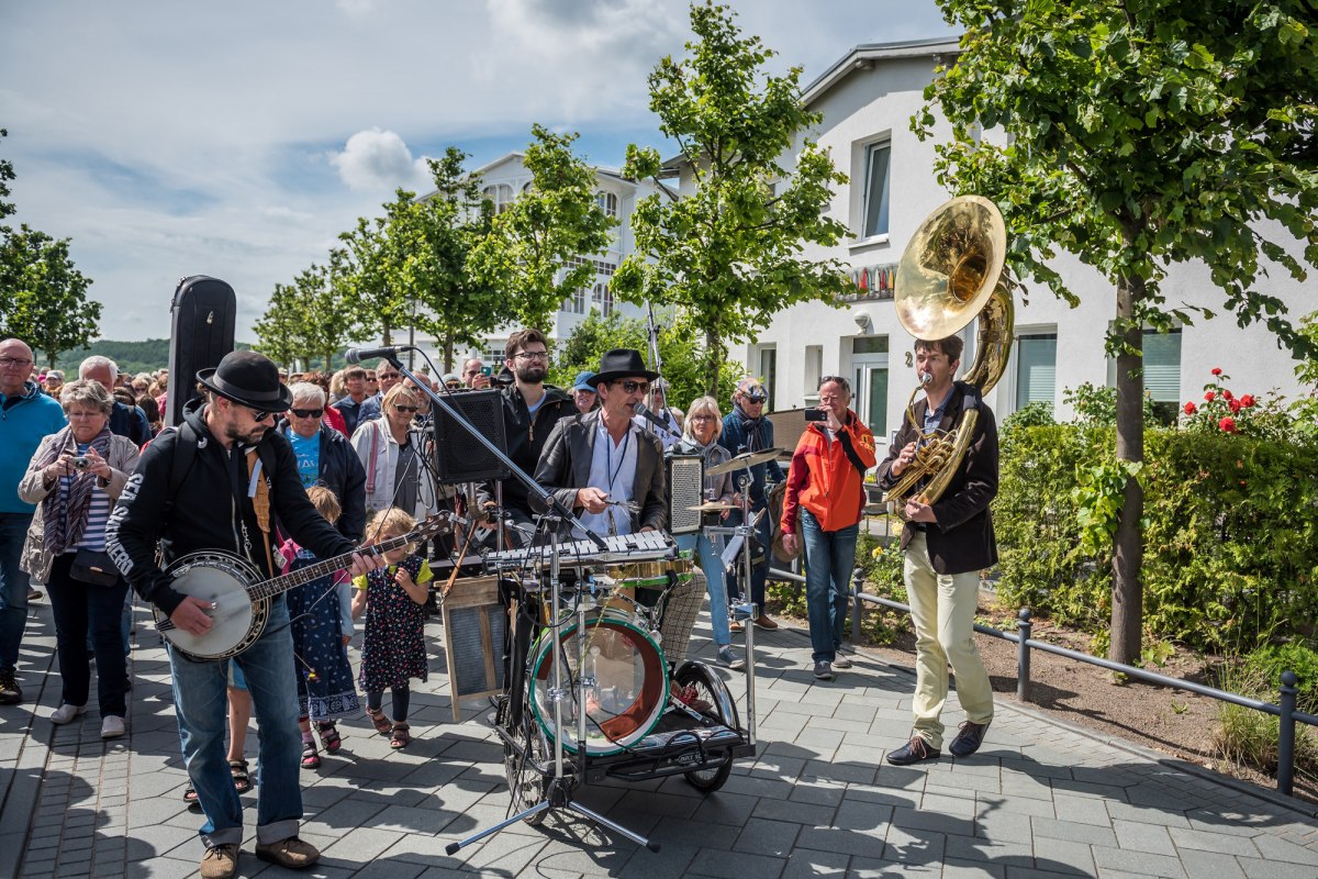 STRASSENPARADE - Blauwe Golf Festival, © Binzer Bucht Tourismus STRASSENPARADE - Blauwe Golf Festival, © Binzer Bucht Tourismus
