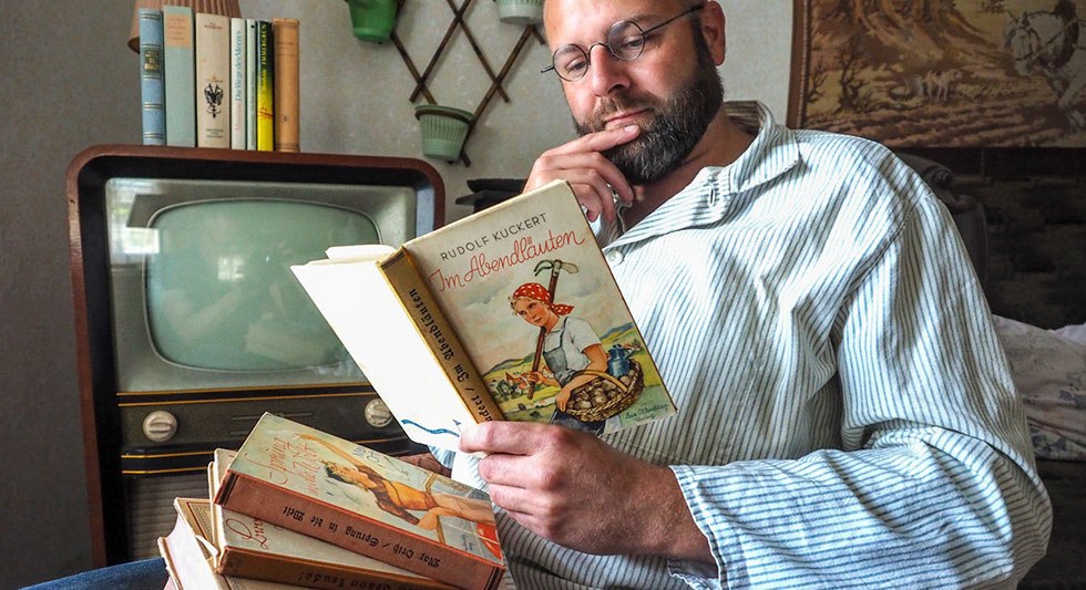 There are always "treasures" to discover at the book flea market. // &copy; Freilichtmuseum Klockenhagen