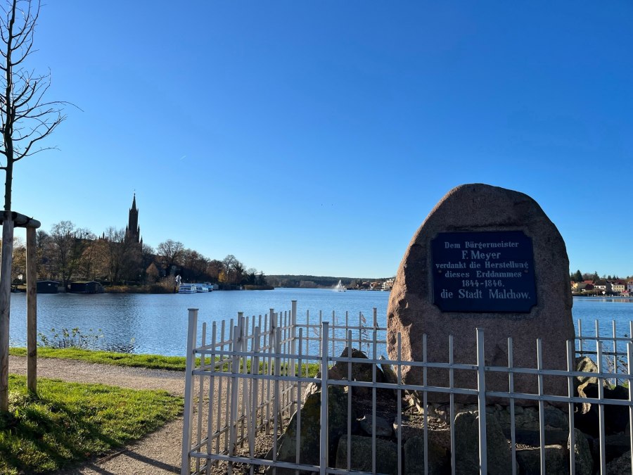 Memorial stone on the earth dam, © Tourist-Information Malchow
