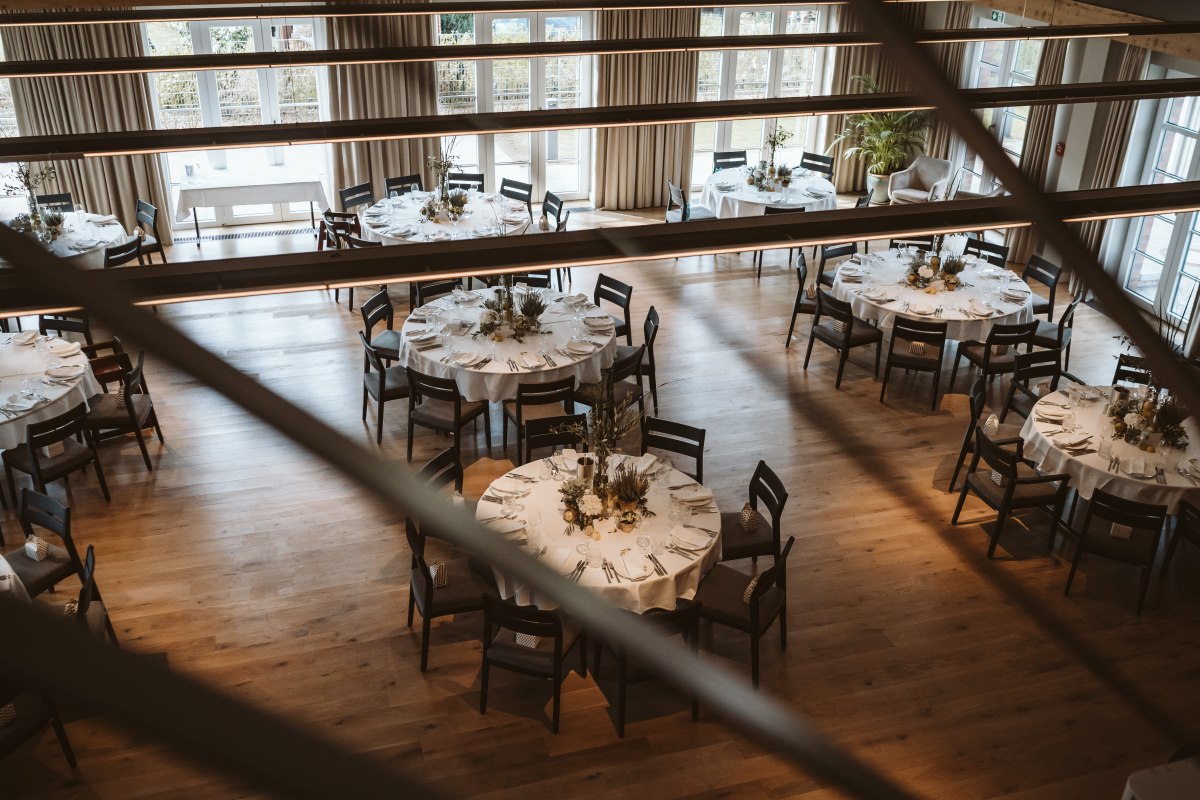 The stylish festival barn in the Seehotel Zarrentin with its warm ambience and spacious room offers the perfect setting for special events and unforgettable celebrations. // © Michael Kausler The stylish festival barn in the Seehotel Zarrentin with its warm ambience and spacious room offers the perfect setting for special events and unforgettable celebrations. // © Michael Kausler