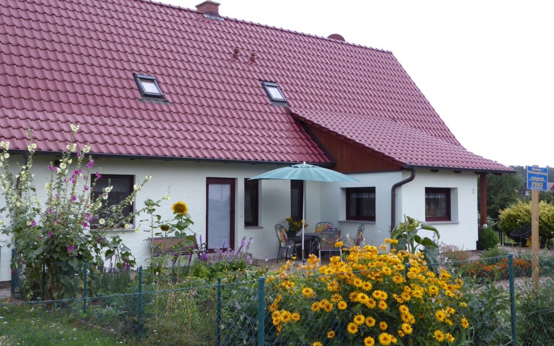 Wejście do mieszkania wakacyjnego z miejscami do siedzenia w ogrodzie, © Beate Lindstaedt