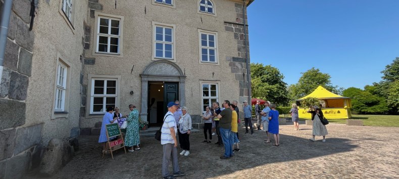 Empfang am Haupteingang zur Burg Trechow in Kurzen Trechow. // &copy; Christian Schierning