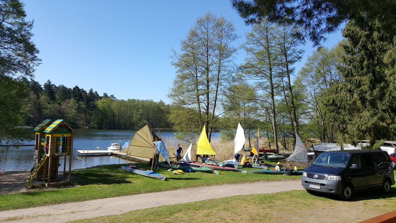 The folding boats gear up // &copy; Diana Erdmann