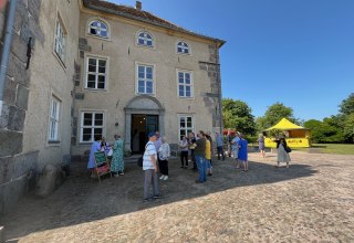 Reception at the main entrance to Trechow Castle in Kurzen Trechow. // &copy; Christian Schierning