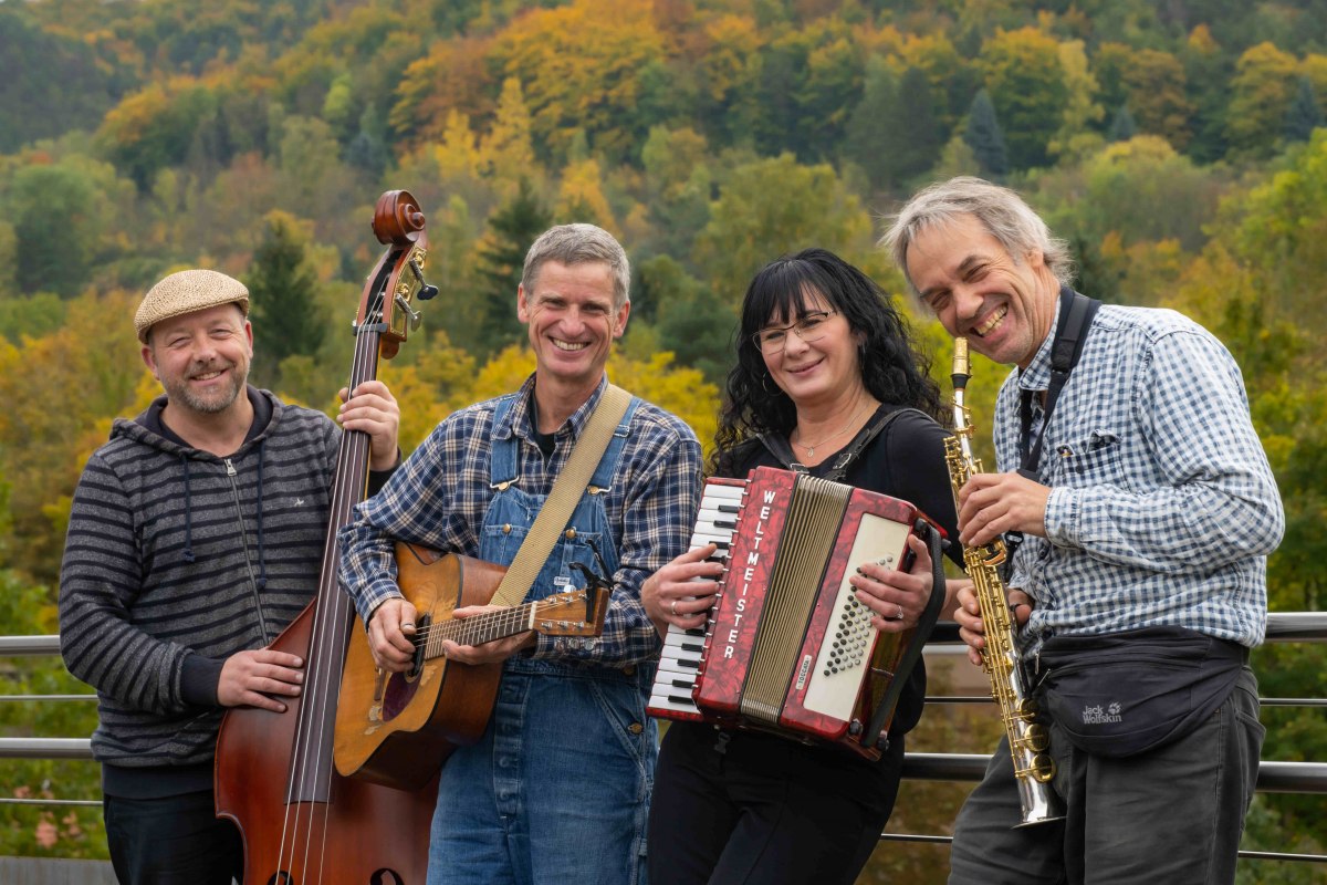 Irina Storozev voc, akk, perc Udo Hemmann voc, bass, git, perc, ukulele Klaus Wegener voc, Sax, klarinette josa voc, harp, git, mdl // © Philine Bach Irina Storozev voc, akk, perc Udo Hemmann voc, bass, git, perc, ukulele Klaus Wegener voc, Sax, klarinette josa voc, harp, git, mdl // © Philine Bach