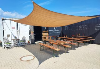 Blick auf die Terrasse - Platz f&uuml;r Verkostungen // &copy; Juliane D&auml;hn