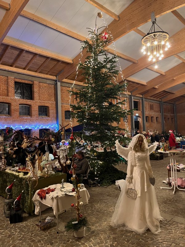 Choose handmade gifts in a festive atmosphere. // &copy; Christian Schierning