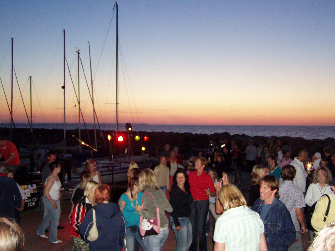 A large crowd at the port of Lohme. (Harbor Festival) // © Touristik Lohme GmbH A large crowd at the port of Lohme. (Harbor Festival) // © Touristik Lohme GmbH