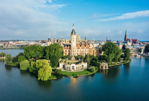 Schloss Schwerin - seine Pracht strahlt noch über die grünen Weiten seiner sehenswerten Parkanlagen hinaus // Schwerin Castle - its splendor still shines beyond the green expanses of its worth seeing parks // © MV-T/Allrich Schloss Schwerin - seine Pracht strahlt noch über die grünen Weiten seiner sehenswerten Parkanlagen hinaus // Schwerin Castle - its splendor still shines beyond the green expanses of its worth seeing parks // © MV-T/Allrich