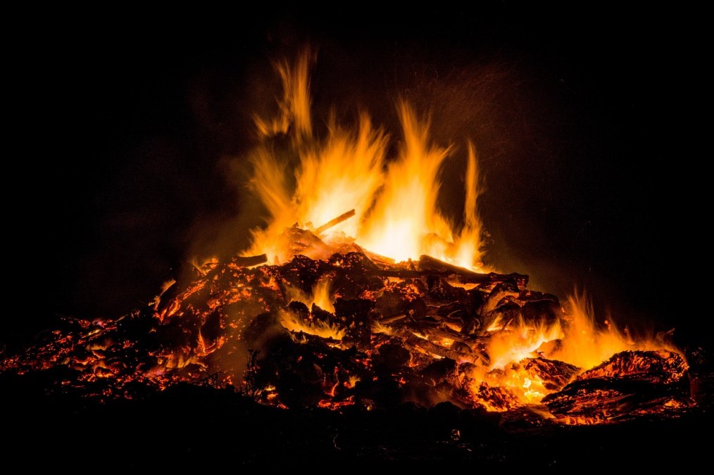 easter-fire-384602_1280, &copy; Clickerhappy