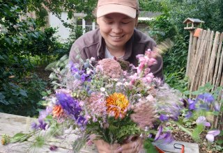 Leonie Korbach laat zien hoe je een boeket bloemen schikt // © Angela Pfennig Leonie Korbach laat zien hoe je een boeket bloemen schikt // © Angela Pfennig