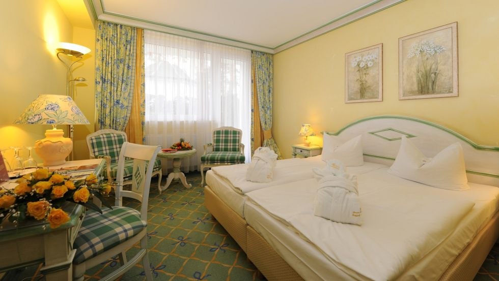 Kamers en suites aan de land- of meerzijde, sommige met balkon of terras voor ontspannen dagen in Binz, © Rugard Strandhotel