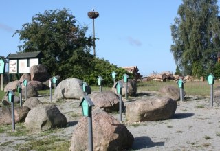 Część ogrodu z głazów narzutowych z "roślinami", © Mecklenburgische Kleinseenplatte Touristik GmbH