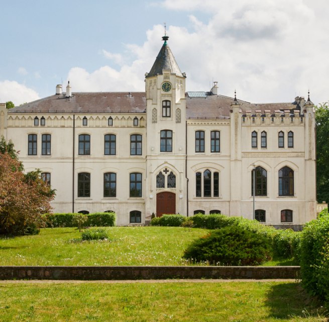 Herrenhaus Viecheln, erbaut 1869 im Neo-Gothischen Thurdor Stil // © Till Kleine-Möller Herrenhaus Viecheln, erbaut 1869 im Neo-Gothischen Thurdor Stil // © Till Kleine-Möller