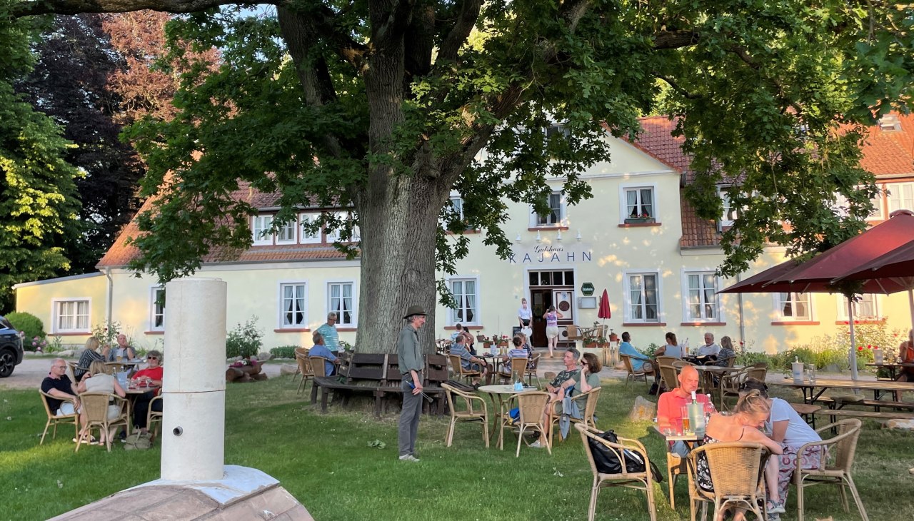 Gutshaus Abendessen, &copy; Maximilian Kajahn