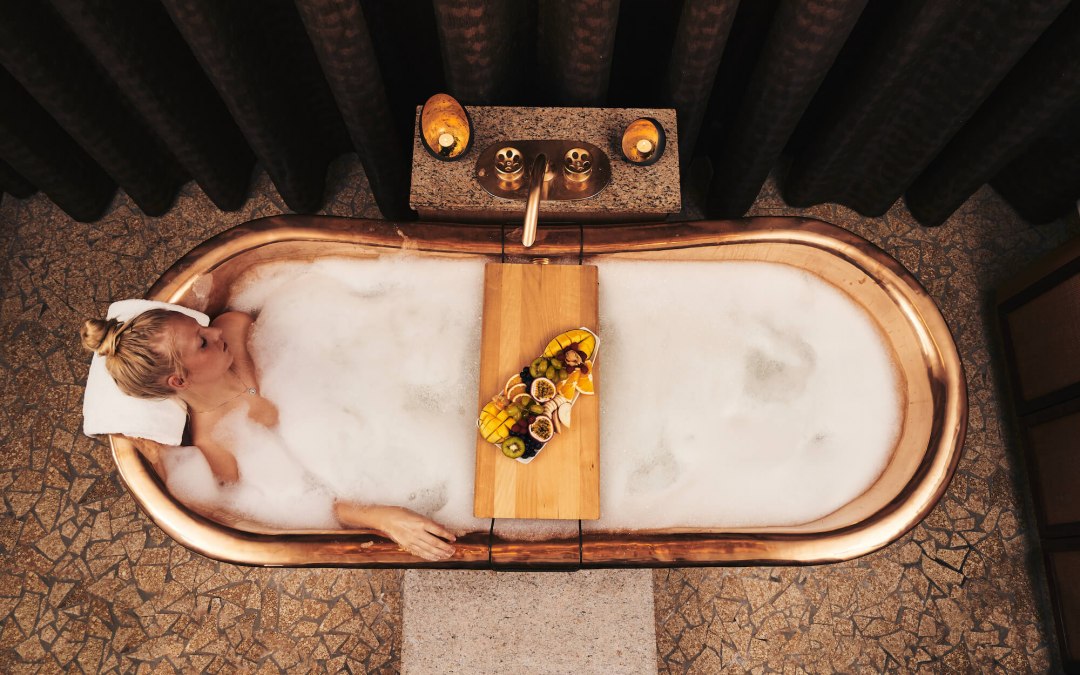 wellness-spa-frau-in-badewanne-von-oben-totale-ostseehotel-kuehlungsborn, © Arne Nagel