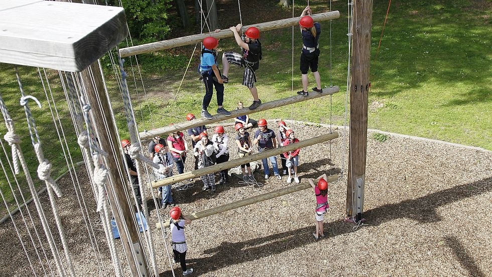 Climbing at the in-house high ropes course // &copy; Lars Schneider f&uuml;r GFE | erlebnistage
