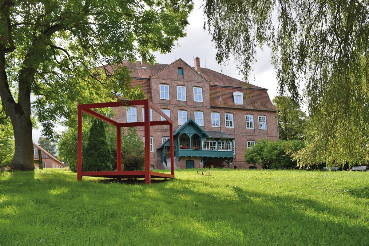 Art in the garden of the castle Schloss Plüschow // © Schloss Plüschow Art in the garden of the castle Schloss Plüschow // © Schloss Plüschow