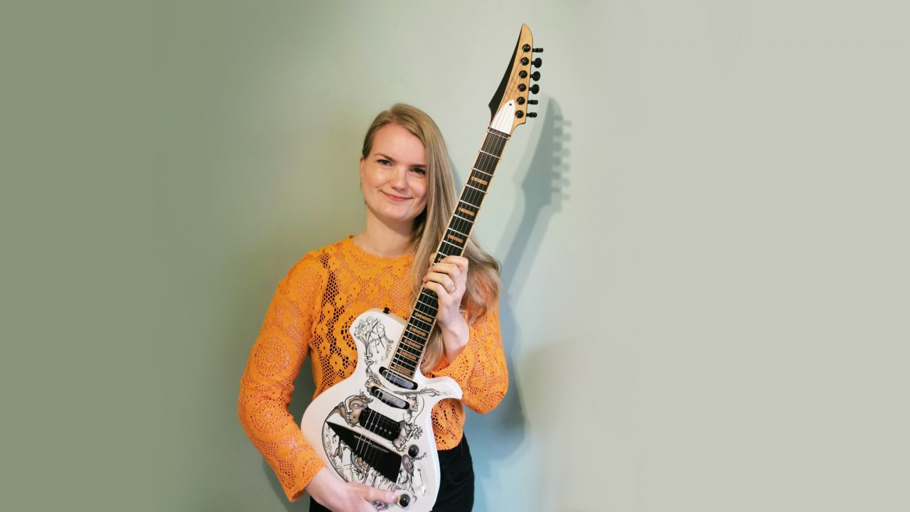 Nora with the painted guitar "Faces" // © Nora Gauger Nora with the painted guitar "Faces" // © Nora Gauger