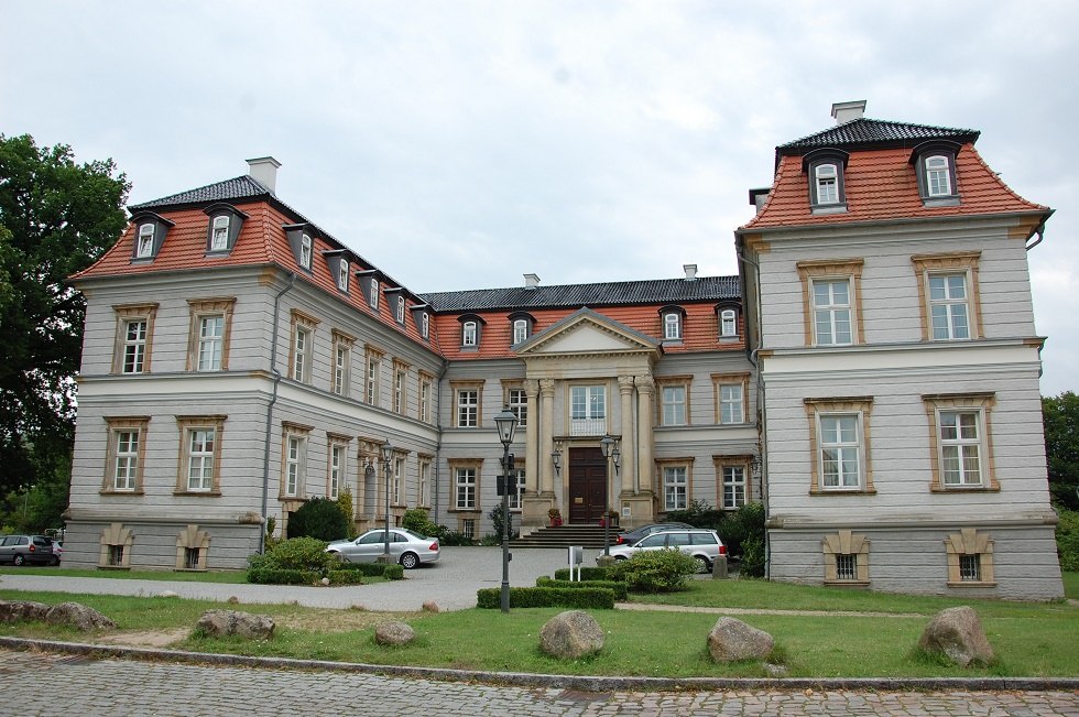 In het gerenoveerde kasteel is nu een hotel gevestigd., © Gabriele Skorupski
