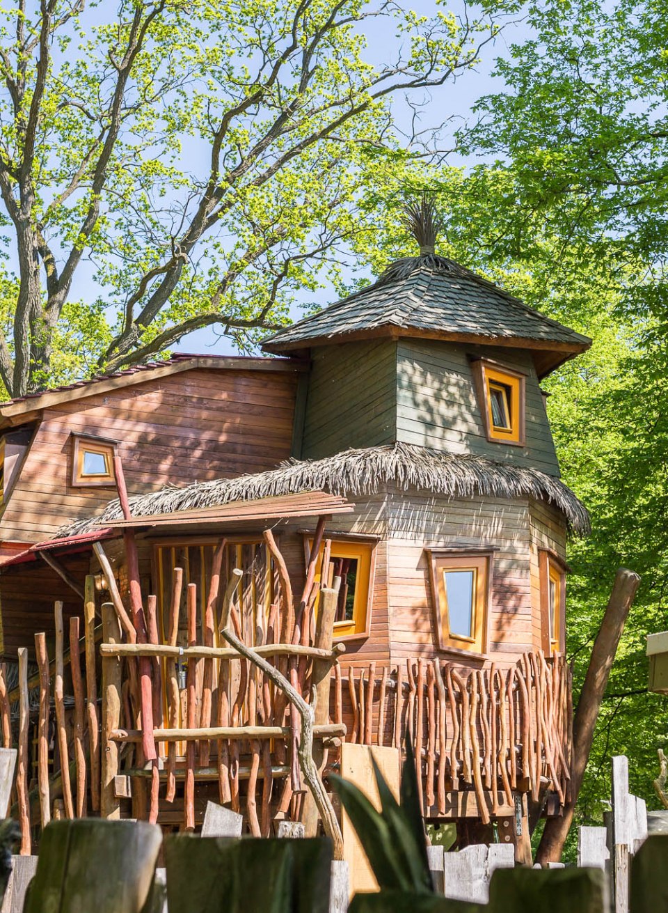 Een houten huis op palen in het centrum van de dierentuin van Schwerin.