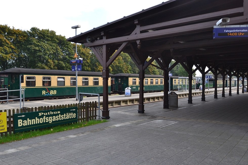 Peron na stacji kolejowej Putbus z Wściekłym Rolandem, © Tourismuszentrale Rügen
