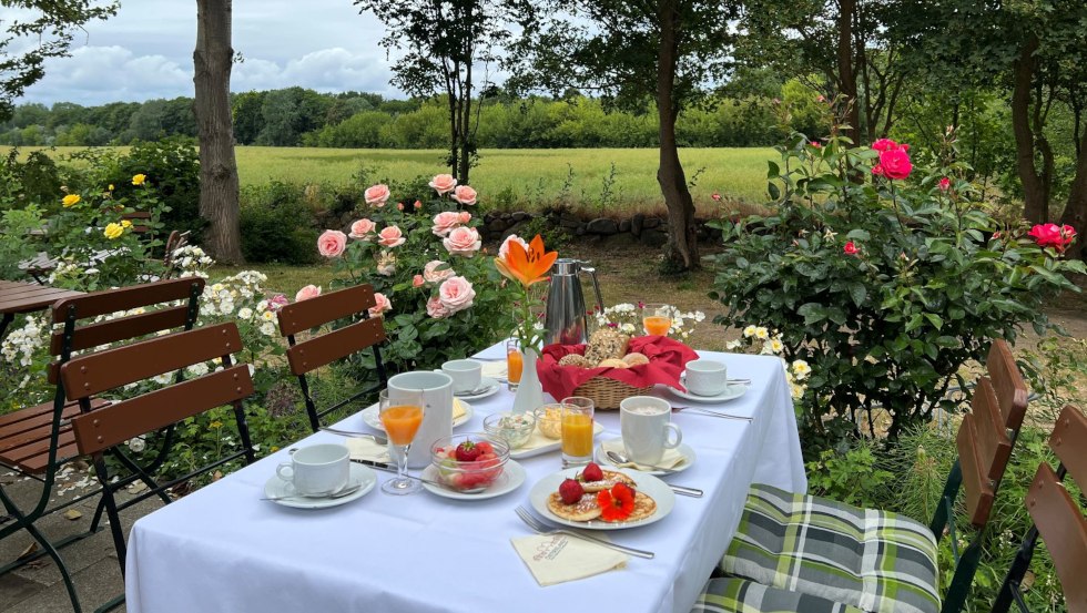 Breakfast on the terrace, © Hotel Ostseeland