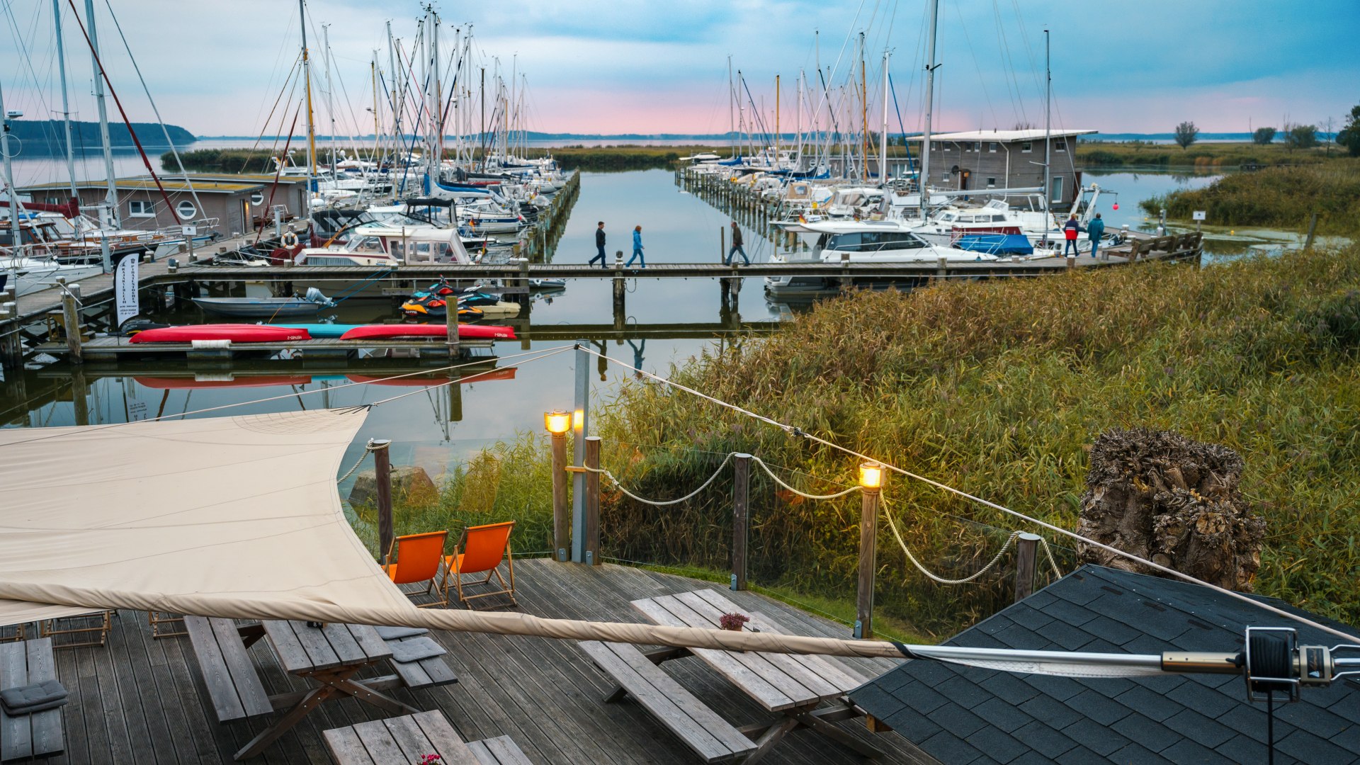 Taras portowy naturalnego portu Krummin // Taras w porcie jest doskonałym miejscem na relaks z widokiem na przystań. Zapraszamy! // © MV-T/Tiemann Taras portowy naturalnego portu Krummin