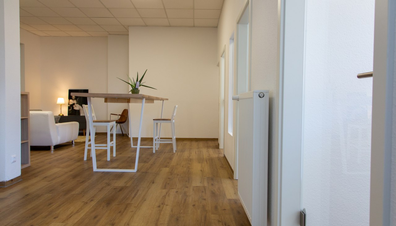 Jasny wspólny pokój w przestrzeni coworkingowej, © Janosh Sagawe Jasny wspólny pokój w przestrzeni coworkingowej, © Janosh Sagawe