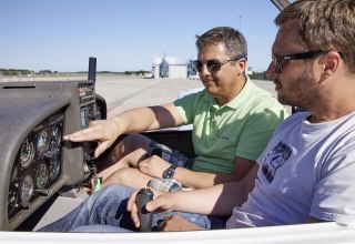 Fluglehrer & Flugschüler im Cockpit bei der Ausbildung // © ostseeflug.com Fluglehrer & Flugschüler im Cockpit bei der Ausbildung // © ostseeflug.com