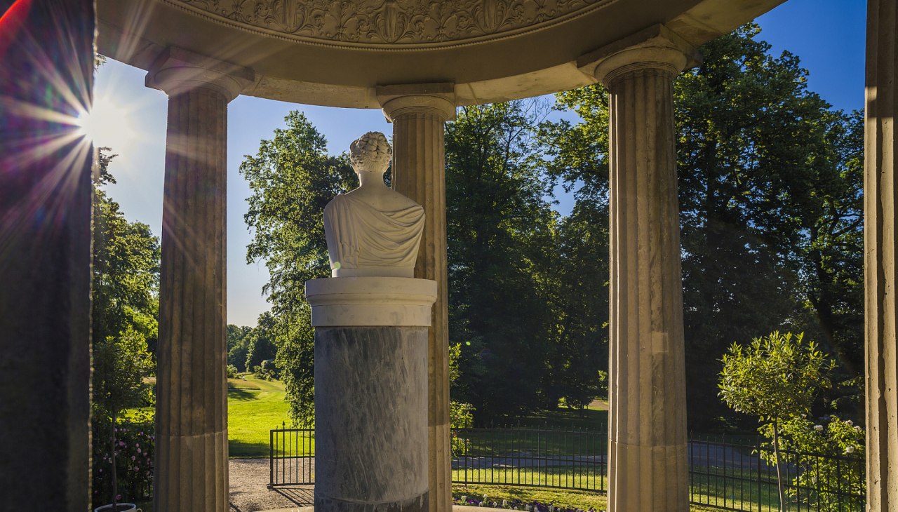Tempel met marmeren buste van koningin Louise in de paleistuinen van Hohenzieritz, © SSGK MV / Timm Allrich
