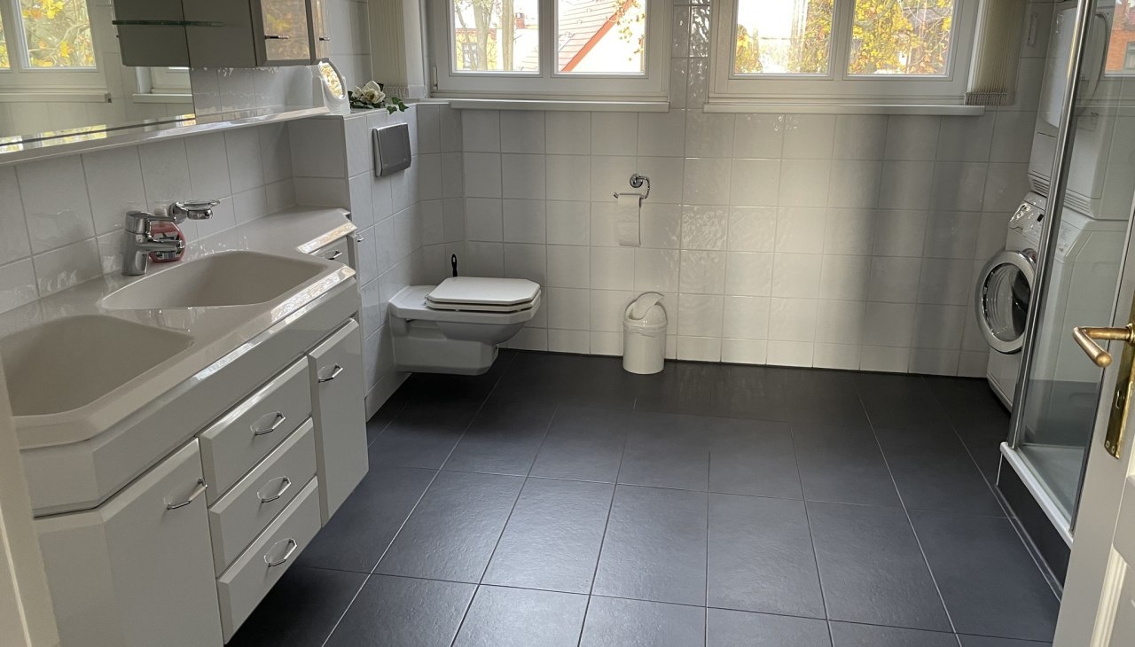 Przestronna łazienka (apartament nr 1) jest tylko częściowo bez barier (10 cm dostępu do prysznica)., &copy; A. Wilken