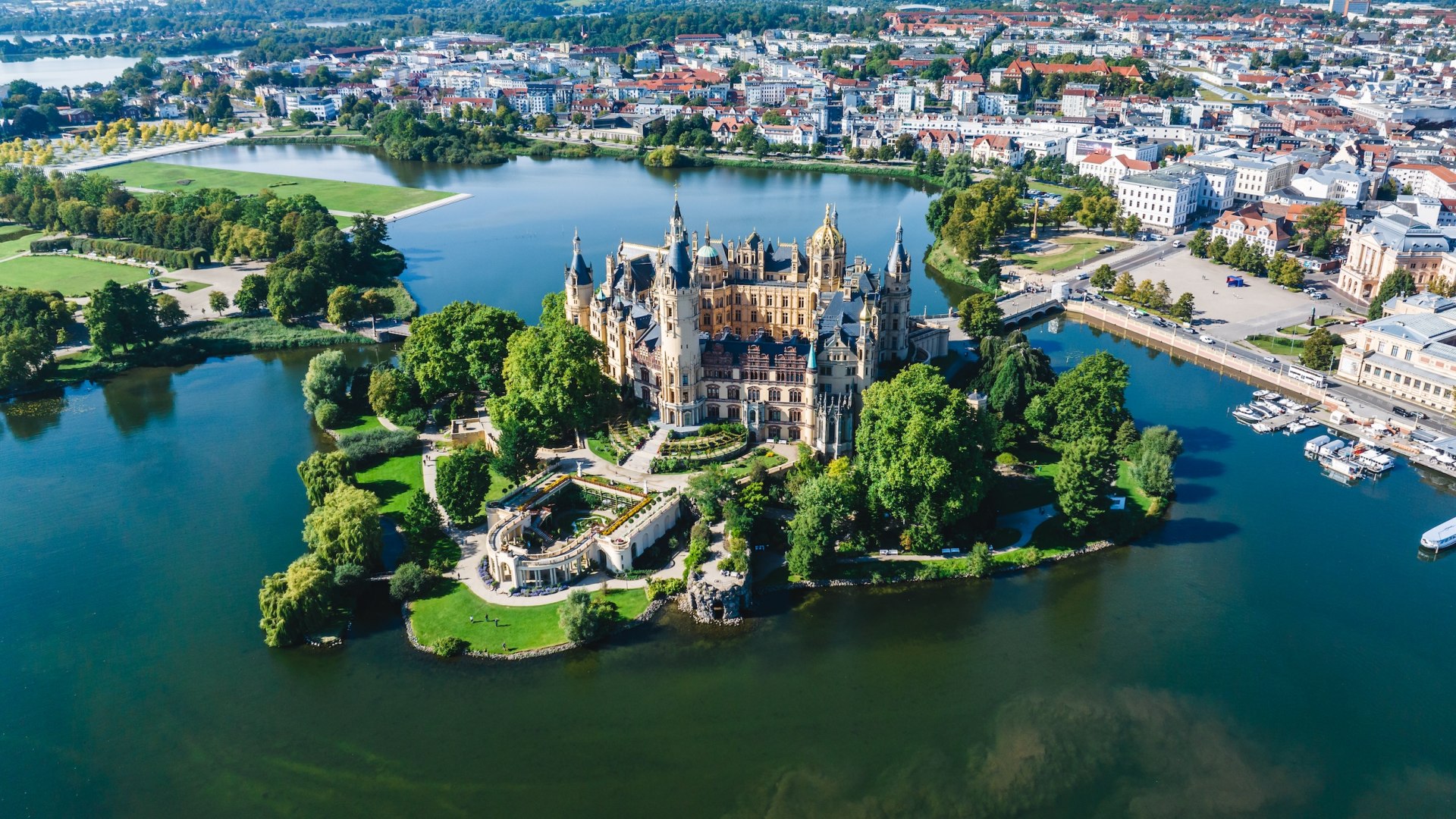 Kasteel Schwerin vanuit de lucht in de zomer. Het kasteel staat op een klein eiland omringd door water.