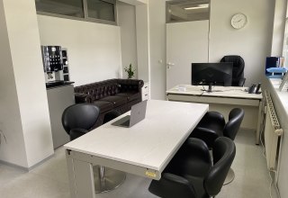 Werkruimte met flexibele werkplekken, comfortabele bank, koffiezetapparaat en whiteboard., © SG GmbH