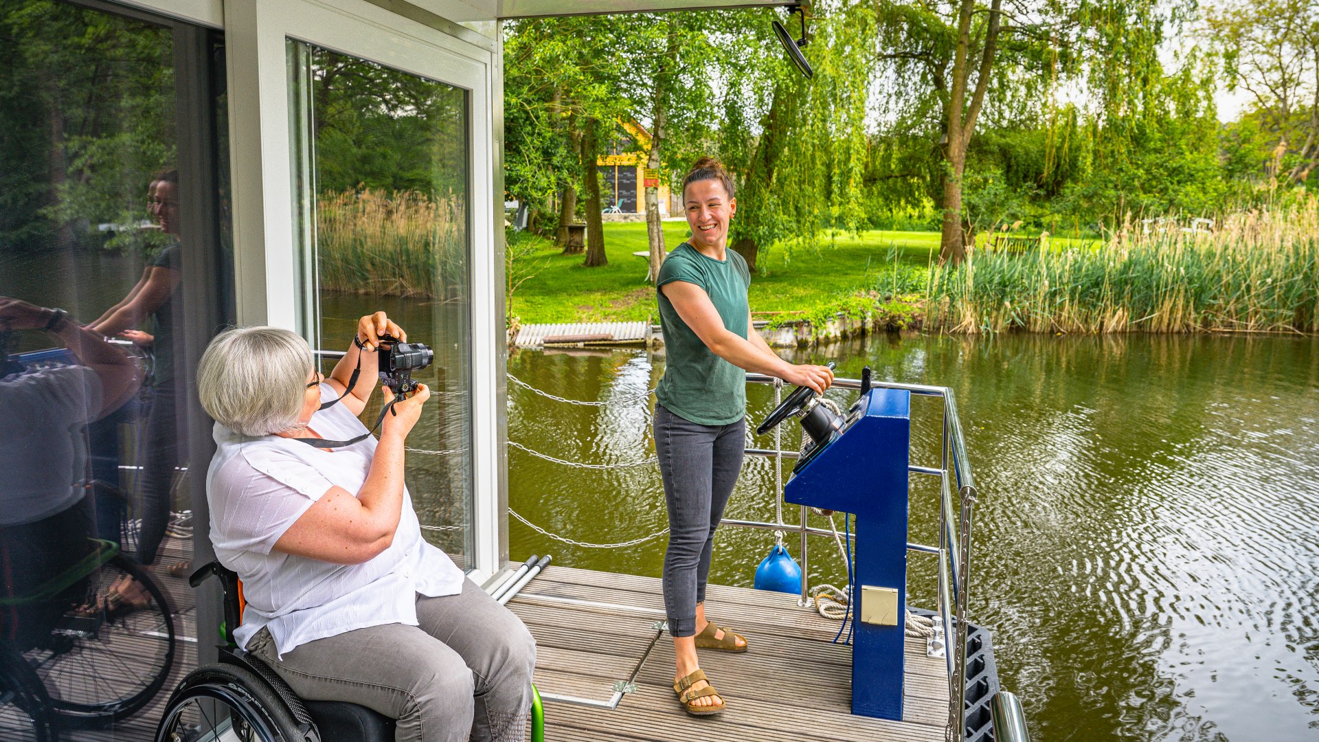 De woonboot is drempelvrij en Silke kan zich vrij bewegen in haar rolstoel. // &copy; MV-T/Tiemann