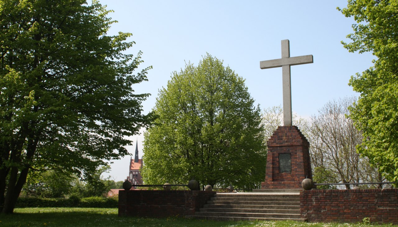 Granitowy krzyż wzniesiono w 1928 r. dla upamiętnienia chrystianizacji szlachty pomorskiej, &copy; Stadtinformation Usedom