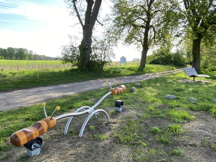 Czas na zabawę na pszczelej ścieżce edukacyjnej w Land Fleesensee, © KUTGL/Muster Czas na zabawę na pszczelej ścieżce edukacyjnej w Land Fleesensee, © KUTGL/Muster