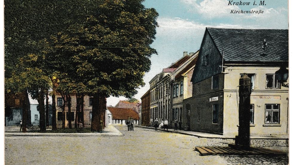 Oude ansichtkaart met het kerkplein van Krakau am See, &copy; Stadtarchiv Krakow am See