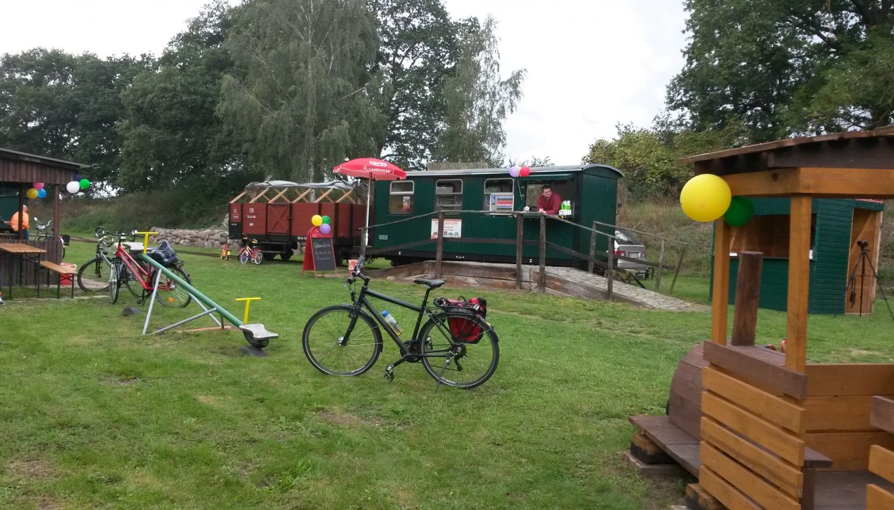 Halte Uhlenhorst met snackbar en rustplaats, © Angelika Michaelis Halte Uhlenhorst met snackbar en rustplaats, © Angelika Michaelis